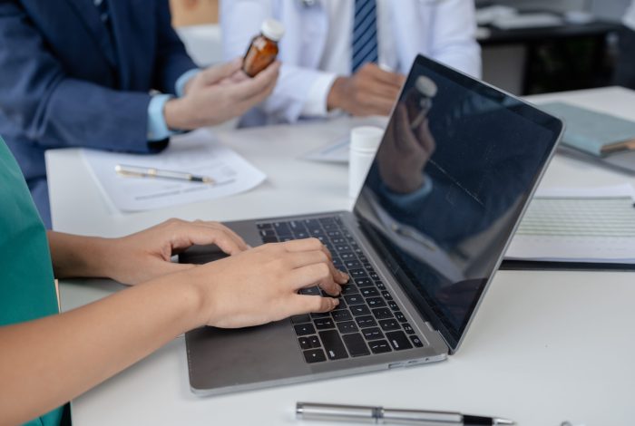 Joint meeting between doctors and administrators, meeting summar Joint meeting between doctors and administrators, meeting summarizing the prescription of medicines and importing medicines for use in hospitals, meeting to discuss together. Doctor meeting concept.